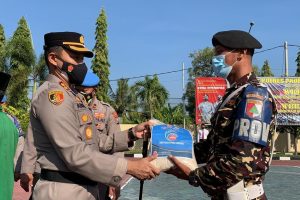 Secara Simbolis, Kapolres Probolinggo Serahkan Bansos Beras kepada Ansor dan Banser