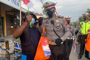 Wujudkan Polri Peduli, Satlantas Polres Bojonegoro Berikan Paket Sembako dan Bendera Merah Putih untuk Warga Terdampak Covid -19