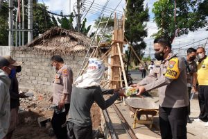 Polresta Banyuwangi Bagikan Kotak Nasi ke Loper Koran