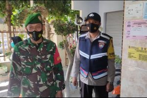 POLRESTA BANYUWANGI DAN 25 POLSEK JAJARAN MELAKSANAKAN PEMASANGAN STICKER CONTACT PERSON TRACER COVID 19