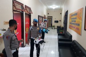 PENYEMPROTAN DISINFEKTAN DI MAPOLRES BATU