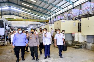 Bagikan Ribuan Sembako, Kapolri Titip Pesan Buruh Tetap Jaga Prokes