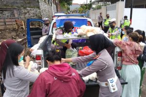 Peduli, Polres Batu Bagikan Sayur ke Warga Terdampak Banjir