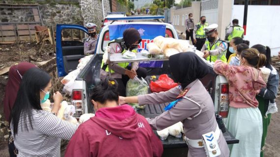 Peduli, Polres Batu Bagikan Sayur ke Warga Terdampak Banjir