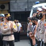Kapolresta Malang Kota Berikan Penghargaan Kepada Anggota Berprestasi Saat Pimpin Upacara Kenaikan Pangkat  Pengabdian