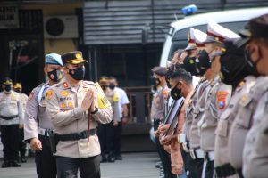Kapolresta Malang Kota Berikan Penghargaan Kepada Anggota Berprestasi Saat Pimpin Upacara Kenaikan Pangkat  Pengabdian