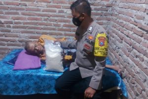 Dengar Warganya Sakit, Bhabinkamtibmas Gunung Putri Antar Vitamin dan Sembako