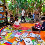 Bripka Sugeng Pendiri Taman bacaan bagi anak anak di Kelurahan Binaannya