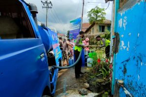 Polres Batu Distribusikan Air Bersih ke Desa Terdampak Banjir Bandang
