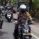 Kunjungi TPS Dengan Bersepeda Motor, Kapolresta Banyuwangi Pastikan Pilkades Serentak Berjalan Aman