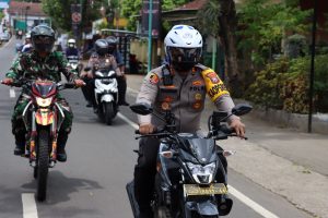 Kunjungi TPS Dengan Bersepeda Motor, Kapolresta Banyuwangi Pastikan Pilkades Serentak Berjalan Aman