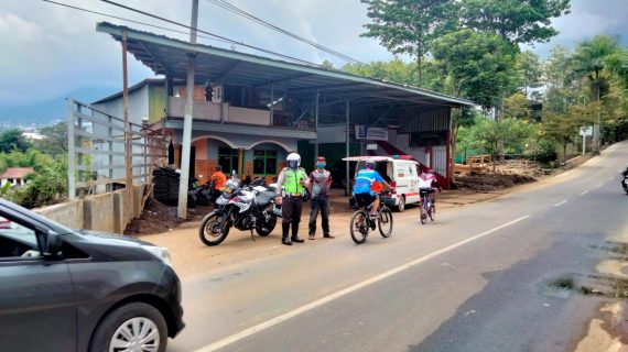 Satlantas Polres Batu Gelar Patroli dan Live Report Pasca Banjir Bandang
