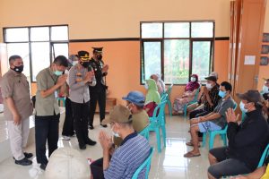 Kapolres Batu Sapa Warga Korban Banjir Bandang