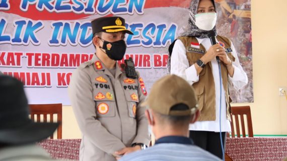 Forkopimda Batu Salurkan Bantuan dari Presiden Untuk Korban Banjir Bandang