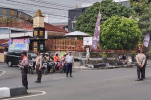 Hari Pahlawan, Kasat Samapta Polres Batu Hentikan Pengendara untuk Hening Cipta