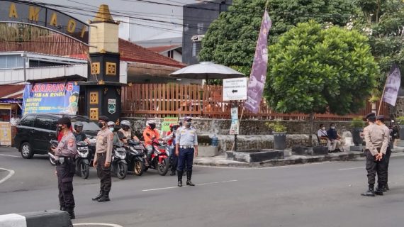 Hari Pahlawan, Kasat Samapta Polres Batu Hentikan Pengendara untuk Hening Cipta