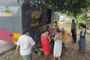 Water Canon Milik Polres Jember Diserbu Warga Terdampak Banjir Semboro
