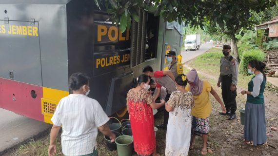 Water Canon Milik Polres Jember Diserbu Warga Terdampak Banjir Semboro