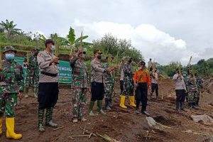 TNI-Polri Bersama Instansi Terkait dan Relawan Laksanakan Susur Sungai Reboisasi Lokasi Bencana Banjir