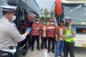 Pasang Stiker, Satlantas Polres Batu Lakukan Sosialisasi Operasi Zebra Semeru 2021