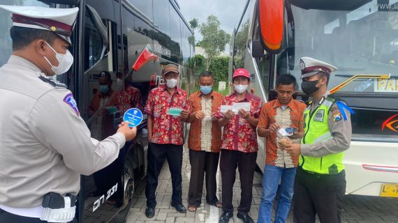Pasang Stiker, Satlantas Polres Batu Lakukan Sosialisasi Operasi Zebra Semeru 2021