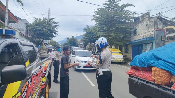 Operasi Zebra Semeru 2021, Satlantas Polres Batu Bagi Masker dan Sosialisasi Prokes
