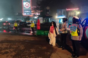 Aksi Teatrikal Satlantas Polres Batu Demi Warga Tertib Tertib Lalu Lintas-Prokes