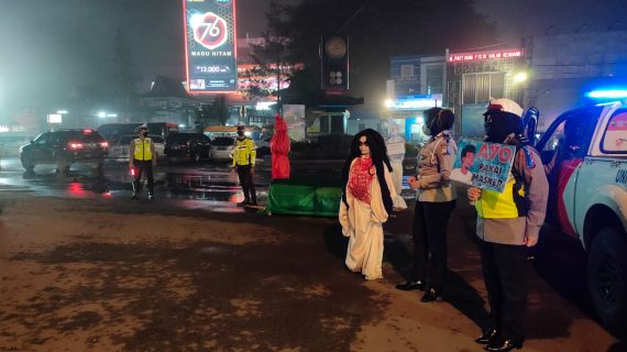 Aksi Teatrikal Satlantas Polres Batu Demi Warga Tertib Tertib Lalu Lintas-Prokes