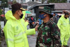 Tanggap Bencana, Polres Batu Bersihkan Sampah Penyebab Meluapnya Sungai Ledok