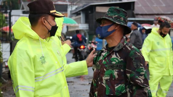 Tanggap Bencana, Polres Batu Bersihkan Sampah Penyebab Meluapnya Sungai Ledok