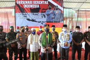Kapolda Jatim mengecek Akselerasi Vaksinasi Nasional di Ponpes Bangkalan