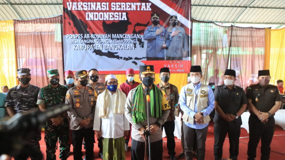 Kapolda Jatim mengecek Akselerasi Vaksinasi Nasional di Ponpes Bangkalan