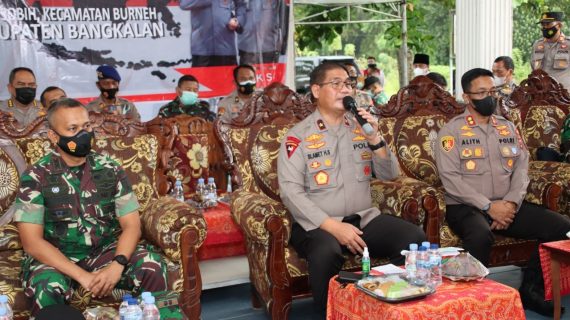 Tinjau Vaksin Serentak di Bangkalan, Wakapolda Jatim Beri Motivasi Warga dan Santri Sukseskan Vaksinasi