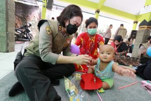 Polri Berikan Dukungan Psikososial Terhadap Warga Terdampak Erupsi Semeru