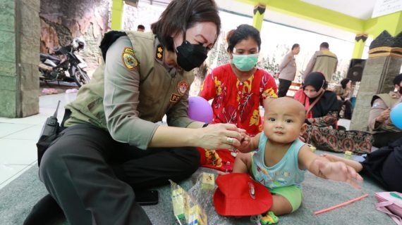 Polri Berikan Dukungan Psikososial Terhadap Warga Terdampak Erupsi Semeru