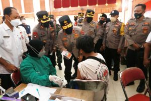 *Gelar Vaksinasi Serentak Indonesia di Pamekasan, Forkopimda Jatim Genjot Capaian Vaksinasi di Pulau Madura*