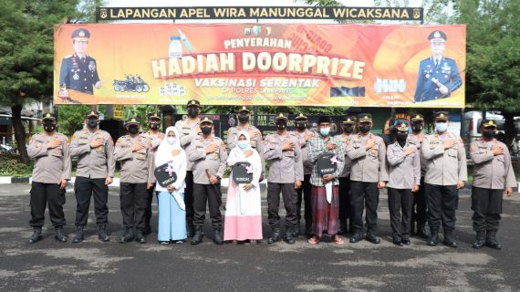 AKBP Arman S.IK, M.Si Serahkan 3 Sepeda Motor Pemenang Undian Doorprize Vaksinasi Serentak di Polres Sampang