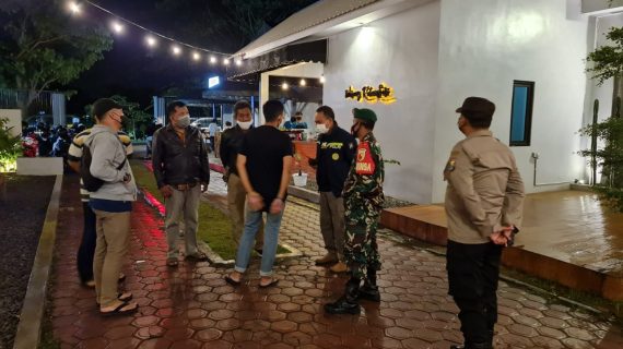 Pamor Keris Polsek Kedungwaru Bubarkan Pertunjukan Live Musik di Warung Kebunsari