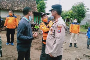 Kapolsek di Nganjuk Bantu Bangun Kembali Rumah Nenek Painem yang Roboh Akibat Hujan Angin
