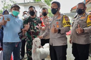 Kapolda Jatim bagikan Doorprize Kambing di vaksinasi Presisi Lumajang, seorang anak dan wartawan jadi salah satu pemenangnya
