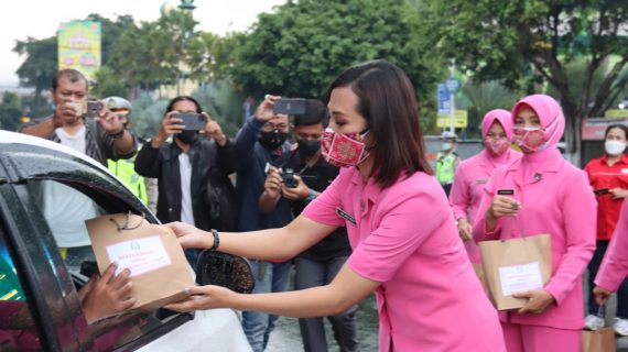 Jelang Buka Puasa, Ketua Bhayangkari Batu bagikan ratusan Takjil gratis