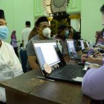 Kejar Herd Immunity, Polres Madiun Kota Bersama Forkopimda Gelar Vaksinasi Usai Sholat Tarawih