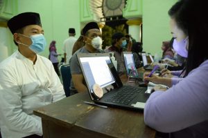 Kejar Herd Immunity, Polres Madiun Kota Bersama Forkopimda Gelar Vaksinasi Usai Sholat Tarawih