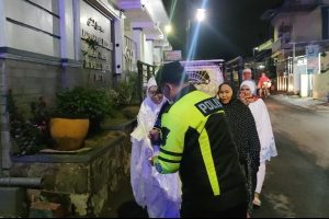 Bertugas Sambil Beribadah, Tim ‘Pamor Keris’ Polres Batu Bagikan Masker