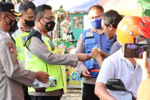 Berbagi di Masa Pandemi,Kapolres Nganjuk Borong Jajanan Kaki Lima Saat Pimpin Patroli Ramadhan