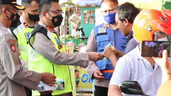 Berbagi di Masa Pandemi,Kapolres Nganjuk Borong Jajanan Kaki Lima Saat Pimpin Patroli Ramadhan