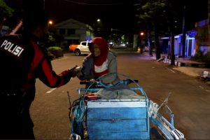 ‘Sahur On The Road’,Sat Samapta Polres Bangkalan Gelar Patroli Sambil Berbagi Nasi