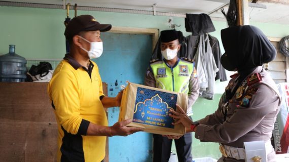 Satlantas Polres Batu Berikan Bantuan Paket Sembako Kepada Masyarakat Terdampak Bencana, Warga Ucapkan Terima Kasih