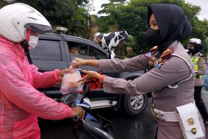 Jelang Buka Puasa, Satlantas Polres Batu Berbagi Takjil