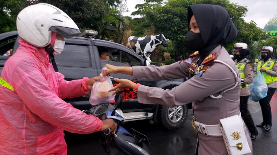 Jelang Buka Puasa, Satlantas Polres Batu Berbagi Takjil